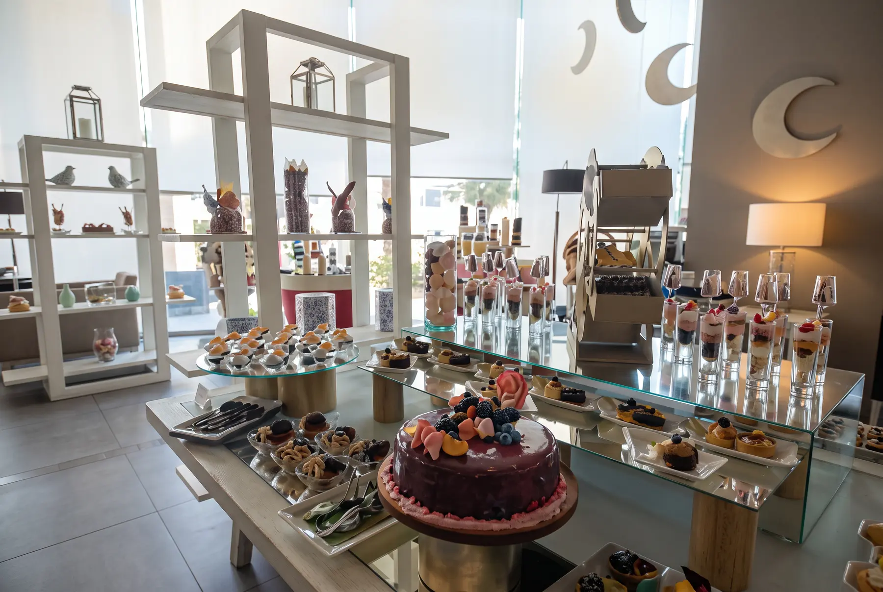 Vitrina de alta pastelería en hotel de lujo
